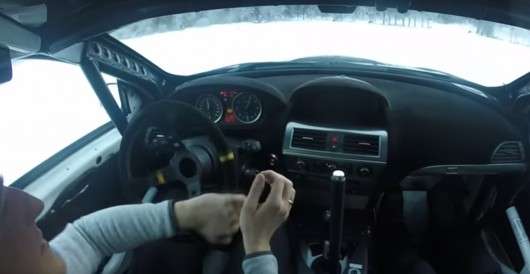 Дивіться майстерність зимового водіння за кермом BMW 650i
