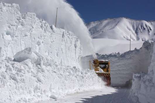 Як японські дорожні служби прибирають сніг на горі Татэяма