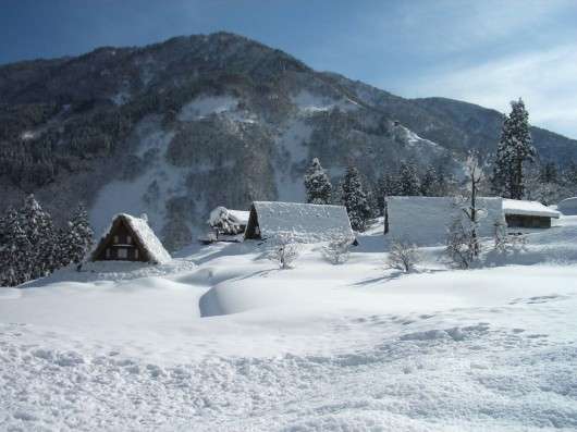 Як японські дорожні служби прибирають сніг на горі Татэяма