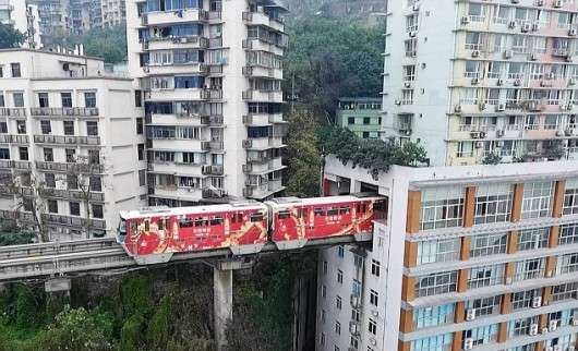 У Китаї проклали залізничні колії крізь житловий будинок