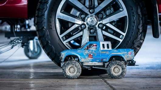 Скільки радіокерованих іграшкових машин потрібно щоб відбуксирувати Toyota Hilux? | Відео