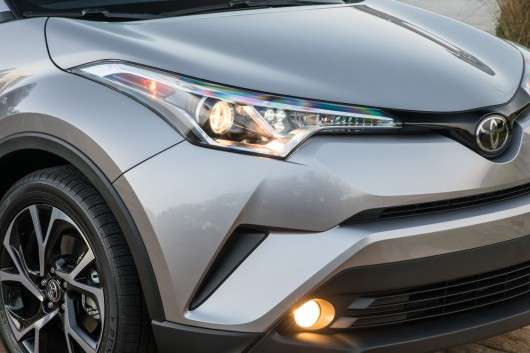 Перший огляд кросовера 2018 Toyota C-HR | Зустрічають по одягу