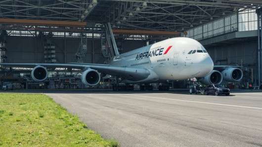 Новий рекорд Гінесса: Porsche Cayenne буксирує Airbus A380