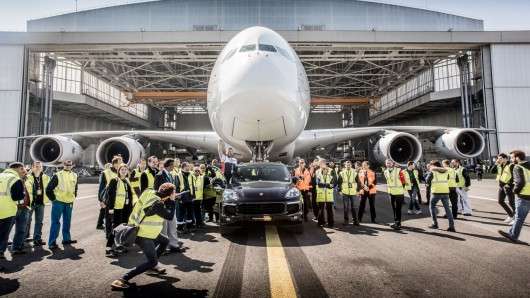 Новий рекорд Гінесса: Porsche Cayenne буксирує Airbus A380