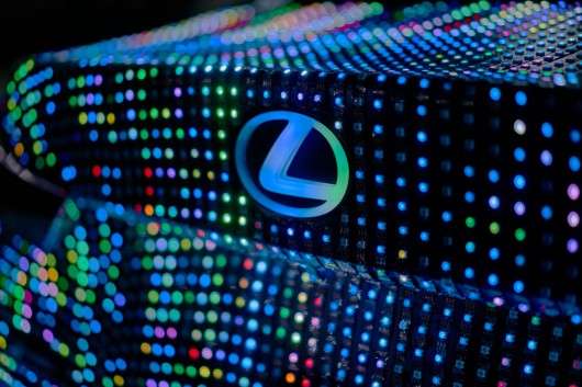 Lexus «загорнув» модель IS світлодіоди