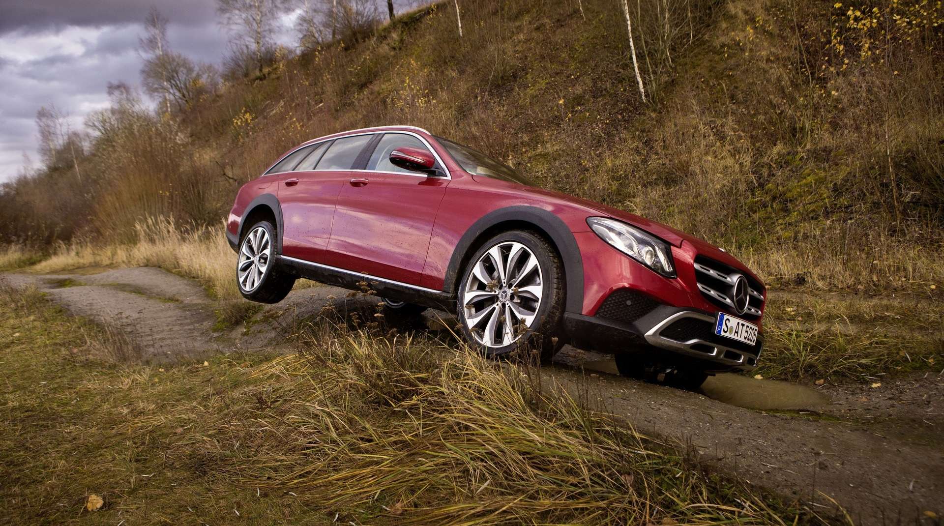 Mercedes E-Class All-Terrain виїжджає на бездоріжжі, перші відео