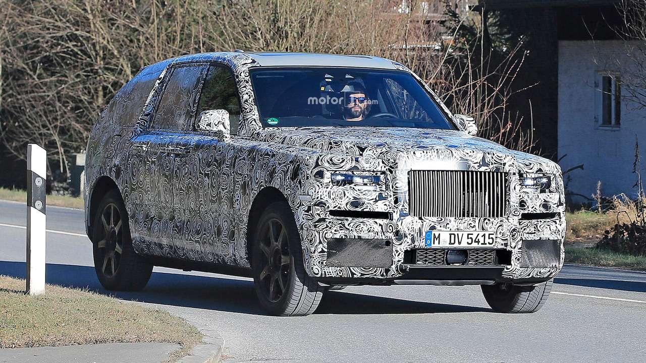 Перші фотографії позашляховика Rolls-Royce в русі