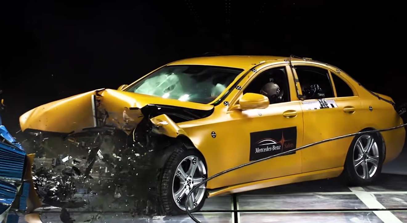 Відео: випробування безпеки Mercedes-Benz, погляд зсередини