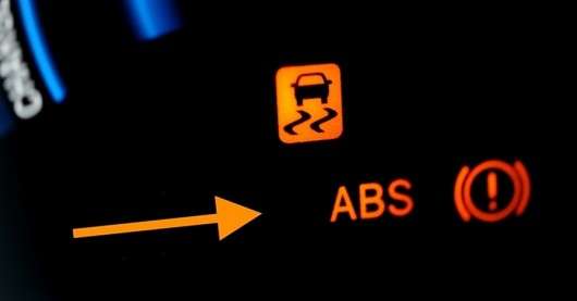 Як зупинити автомобіль на снігу з системою ABS