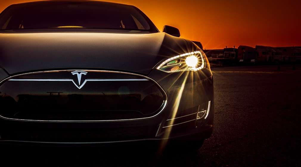 Скільки людина може поміститися в Tesla Model S: Відеовідповідь