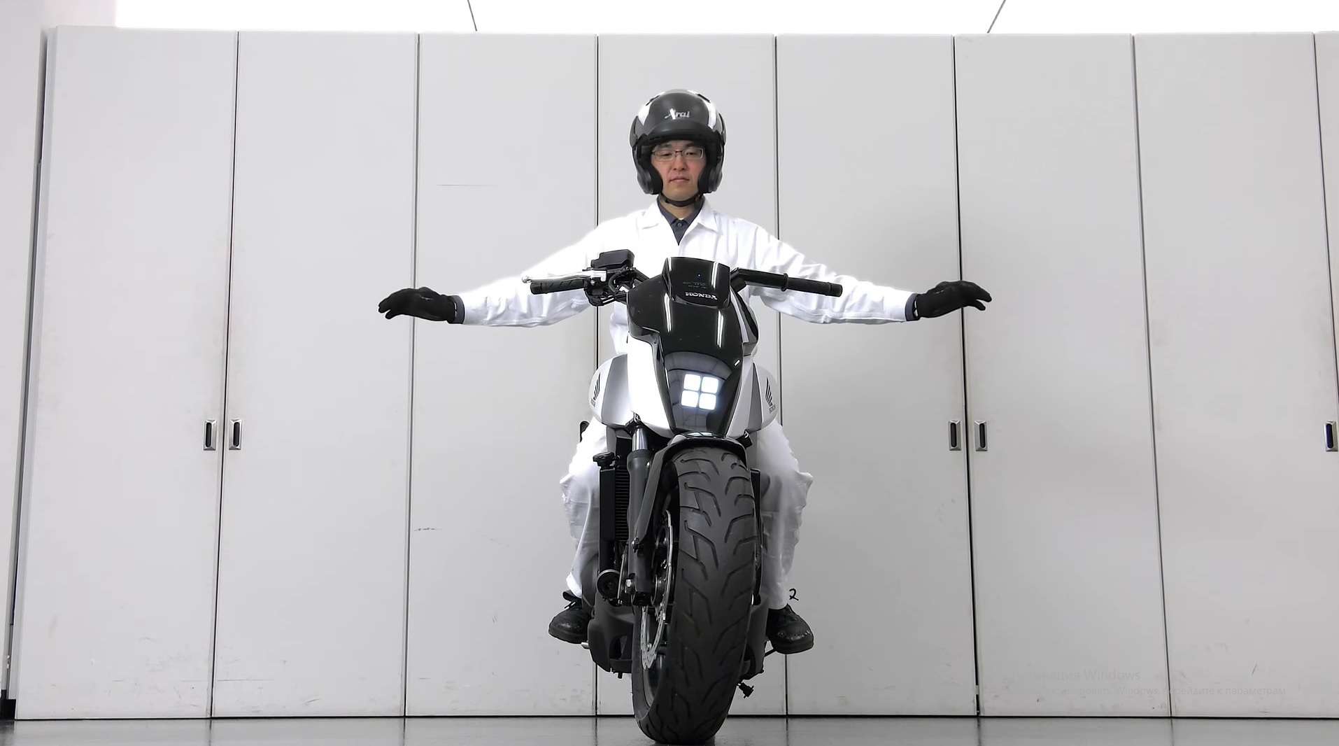 Honda розробила самобалансирующий мотоцикл, який ніколи не впаде Honda розробила самобалансирующий мотоцикл, який ніколи не впаде