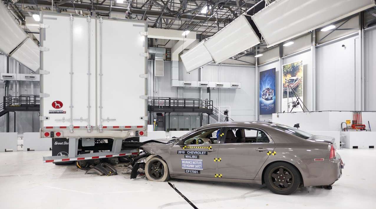 IIHS зазначив виробників найбільш безпечних вантажних напівпричепів