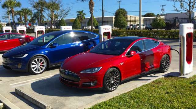 Відео: Ось наскільки сповільнюється Tesla, коли її акумулятор виснажується