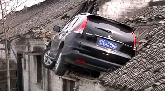 Honda CR-V заїхав на дах будинку