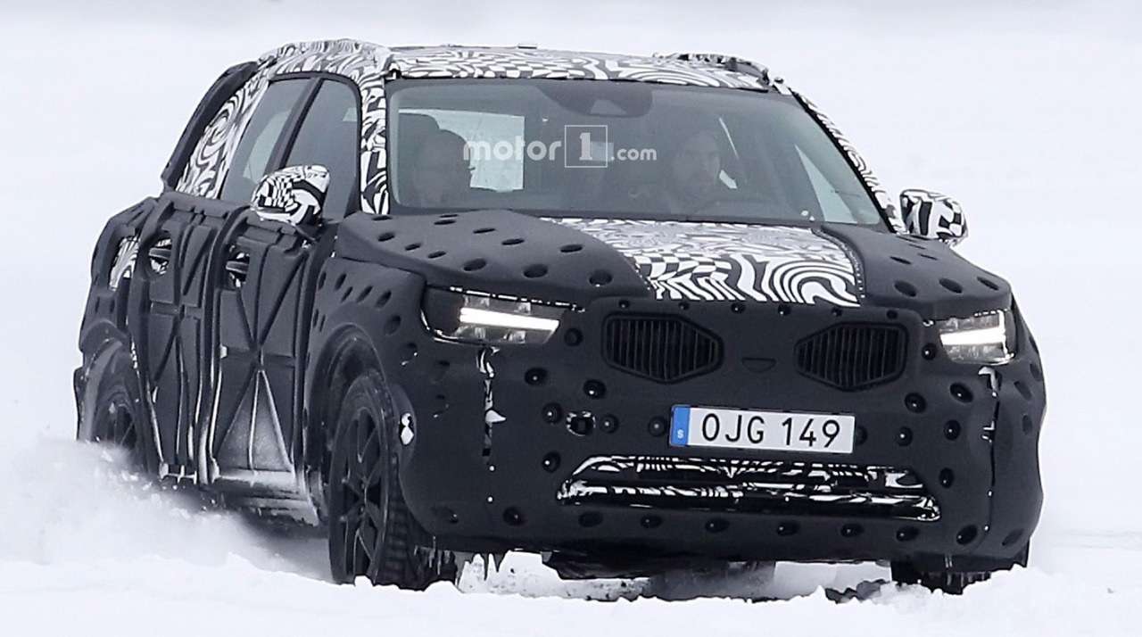 2018 Volvo XC40 - перші фотографії прототипу на дорожніх випробуваннях 2018 Volvo XC40 - перші фотографії прототипу на дорожніх випробуваннях