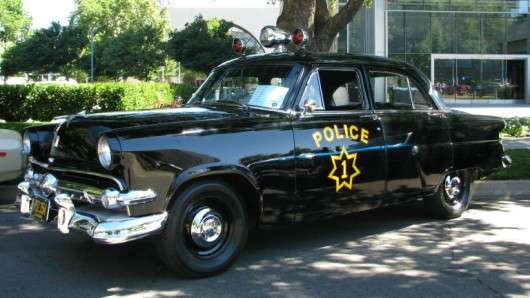 Як змінювалися поліцейські автомобілі в США з 1950 по 2017 року Як змінювалися поліцейські автомобілі в США з 1950 по 2017 року