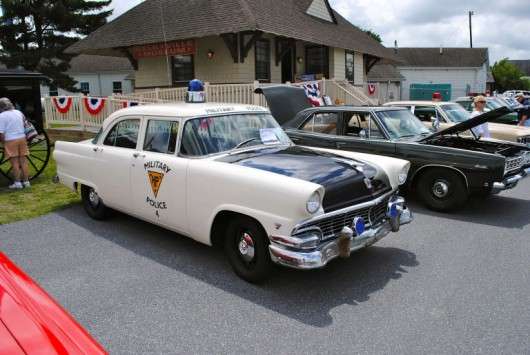 Як змінювалися поліцейські автомобілі в США з 1950 по 2017 року Як змінювалися поліцейські автомобілі в США з 1950 по 2017 року
