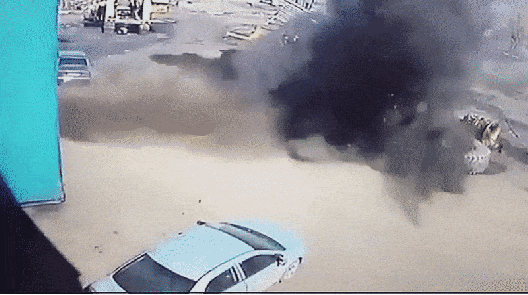 Дивіться як колесо від БеЛаза знищило Toyota Corolla