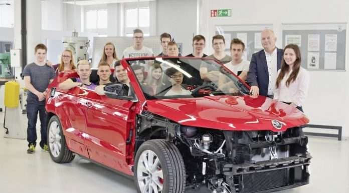 Кросовера Skoda Karoq молодь зрізала дах