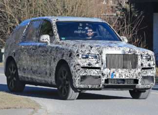 Перші фотографії позашляховика Rolls-Royce в русі