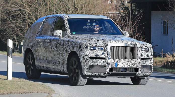 Перші фотографії позашляховика Rolls-Royce в русі