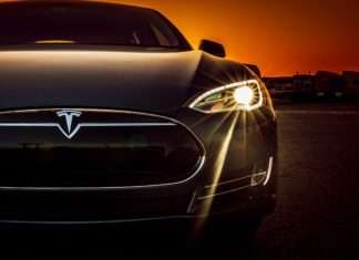 Скільки людина може поміститися в Tesla Model S: Відеовідповідь