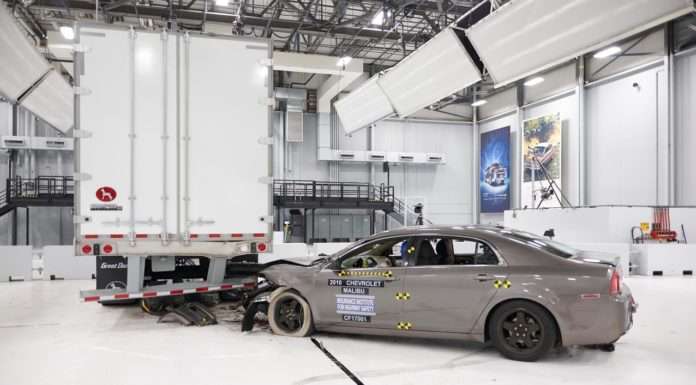 IIHS зазначив виробників найбільш безпечних вантажних напівпричепів