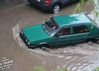 Седан проти бурхливого потоку води