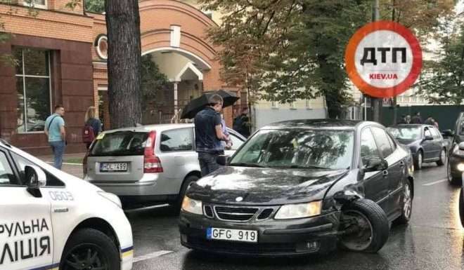 Як «бляхар» відновлюють автомобілі: Відео