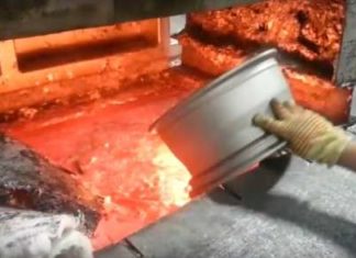 Дивіться як розплавляють алюмінієві колісні диски