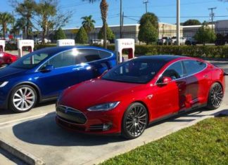 Відео: Ось наскільки сповільнюється Tesla, коли її акумулятор виснажується