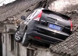 Honda CR-V заїхав на дах будинку