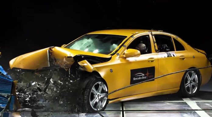 Відео: випробування безпеки Mercedes-Benz, погляд зсередини