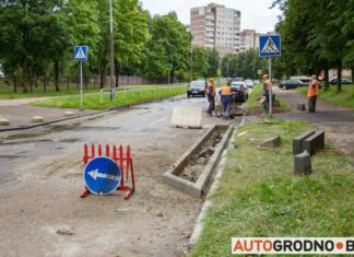 Вулицю між пестрака і купали не впізнати: прибирають “пішохідні”, звужують дорогу. Репортаж