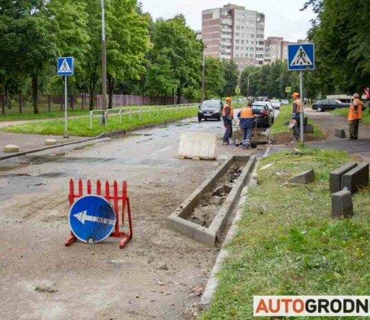 Вулицю між пестрака і купали не впізнати: прибирають “пішохідні”, звужують дорогу. Репортаж