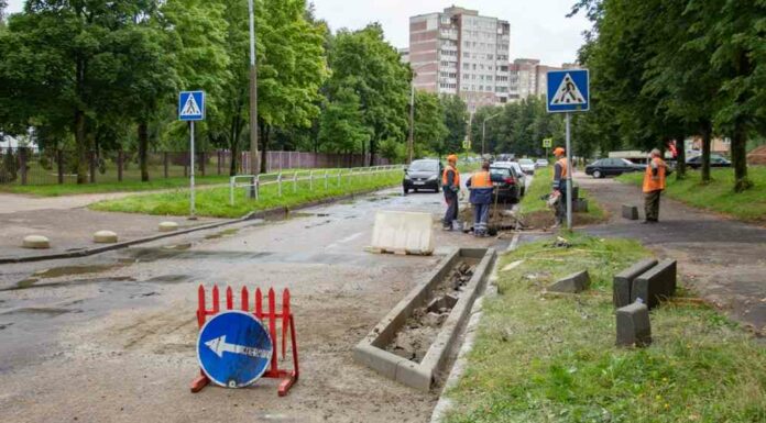 Вулицю між пестрака і купали не впізнати: прибирають “пішохідні”, звужують дорогу. Репортаж