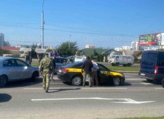 Жорстке затримання на проїжджій частині у “корони” в гродно. Відео