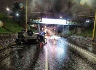 Відносно водія bmw x5, перекинувся біля старого моста, порушено кримінальну справу. Пошук очевидців