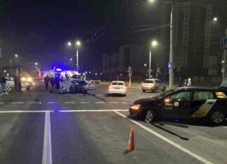 “дві машини на все місто і ті зустрілися”. Вночі на дев’ятівці citroen протаранив vw таксі