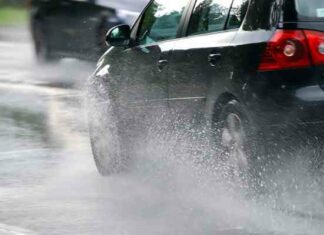Як правильно водити автомобіль в дощову погоду: топ-7 порад водіям