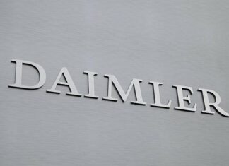 Німецька daimler ag розділилася на дві компанії