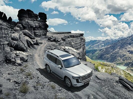 Кришталевий двигун над страшним бампером: тест-драйв toyota land cruiser 300