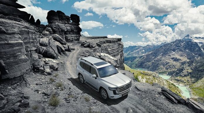 Кришталевий двигун над страшним бампером: тест-драйв toyota land cruiser 300