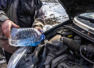 Навіщо водії додають сіль в бачок омивача і чому цього робити не варто