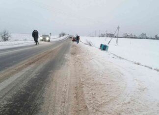 Дорога “гібуличі-вільшанка”: в одному і тому ж місці в кювет вилетів другий автомобіль. Що з людьми?