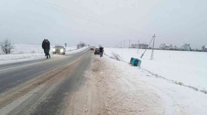 Дорога “гібуличі-вільшанка”: в одному і тому ж місці в кювет вилетів другий автомобіль. Що з людьми?