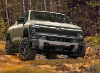 За електричним chevrolet silverado вишикувалася черга