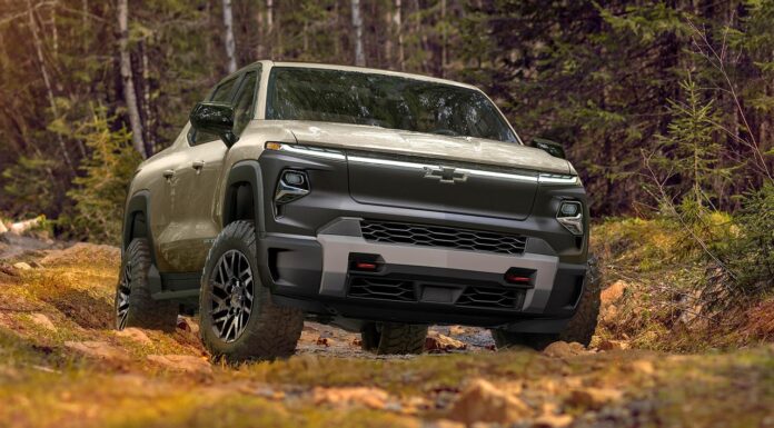 За електричним chevrolet silverado вишикувалася черга