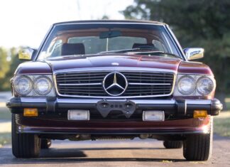 Эпоха Гранд-Туризма: Mercedes-Benz 560SL 1986 – Идеальное воплощение мечты о “Привези трейлер”