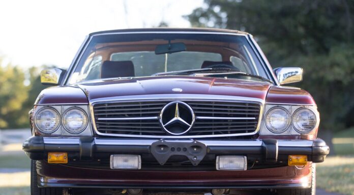 Эпоха Гранд-Туризма: Mercedes-Benz 560SL 1986 – Идеальное воплощение мечты о “Привези трейлер”